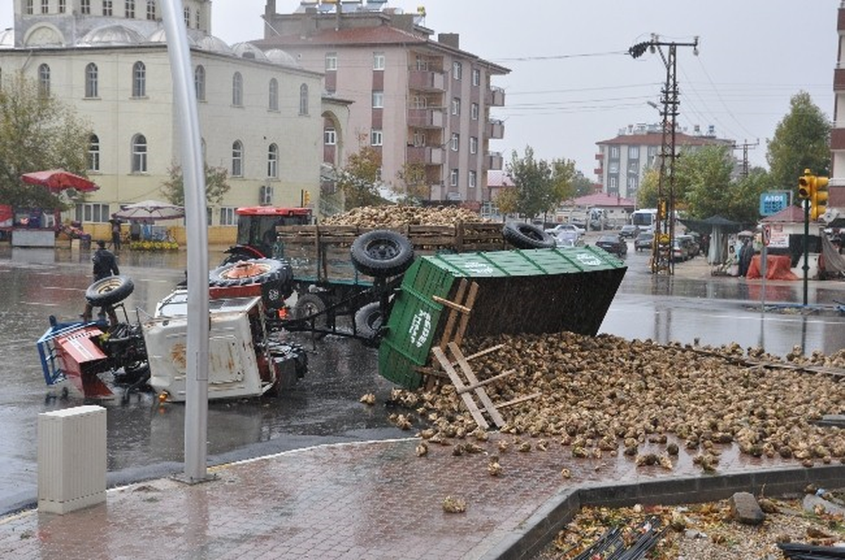 Pancar Yüklü Traktör Devrildi: 1 Yaralı