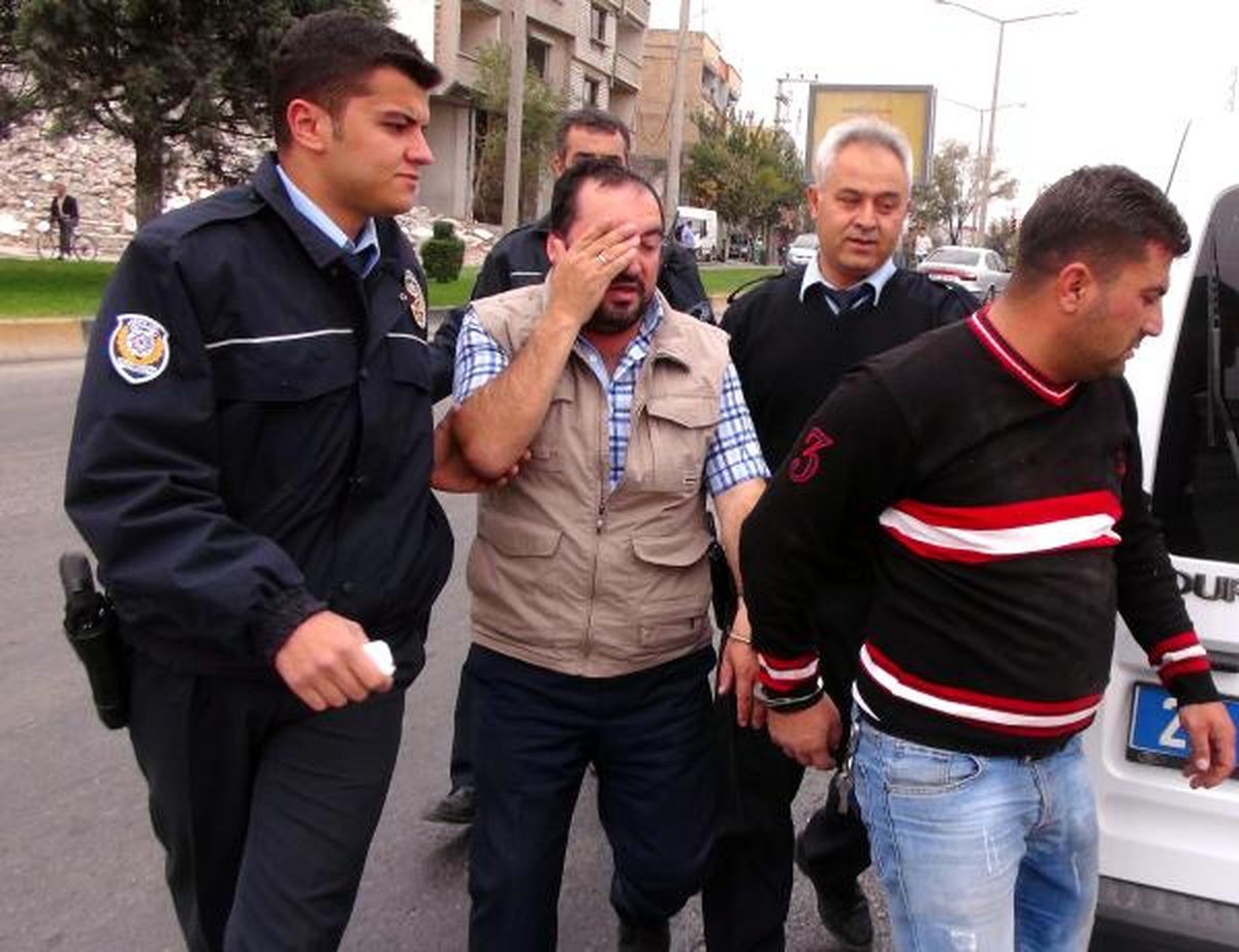 Polis Aracına Çarpan Otomobilde Kaçak Sigara Ele Geçirildi
