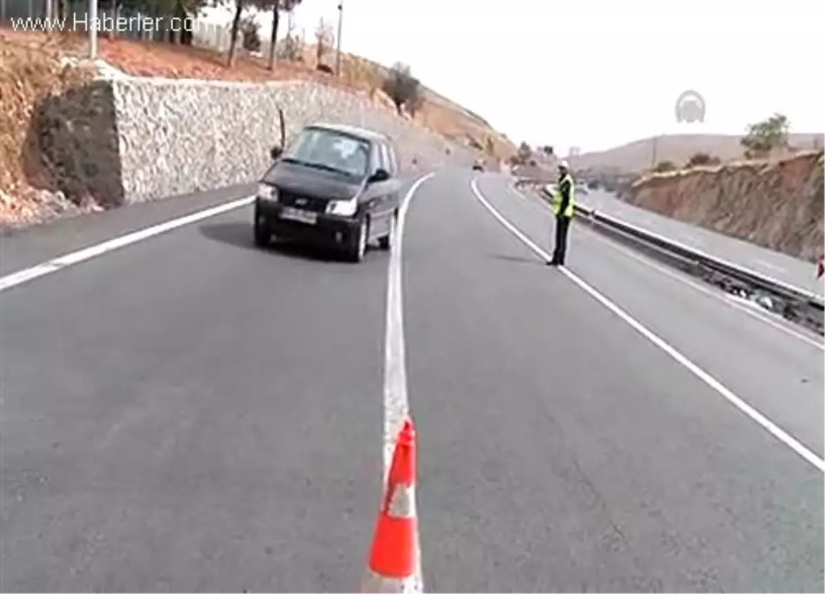 Polislerinden vatandaşlara bayramı ikramı