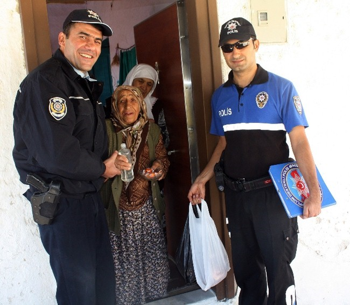 Polisten Mağdur Ailelere Kurbanlık Et Dağıtımı