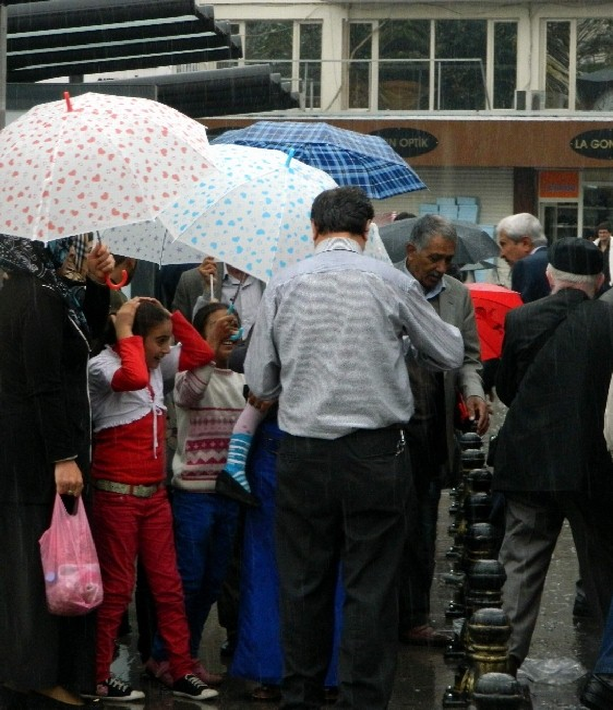 Gaziantep\'te Sağanak Yağış Şemsiye Satıcılarına Yaradı
