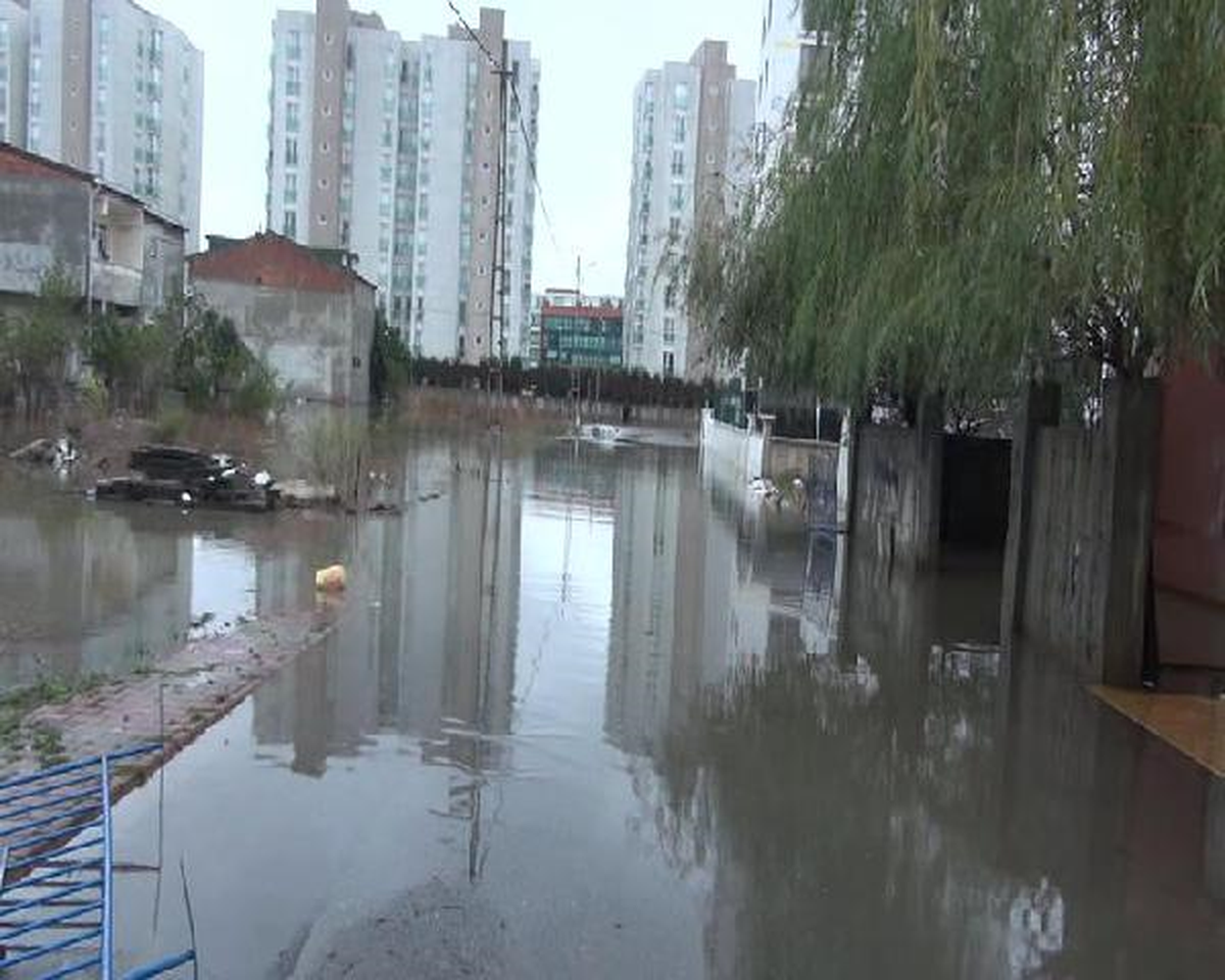 Sağanak Yağış Su Baskınlarına Neden Oldu
