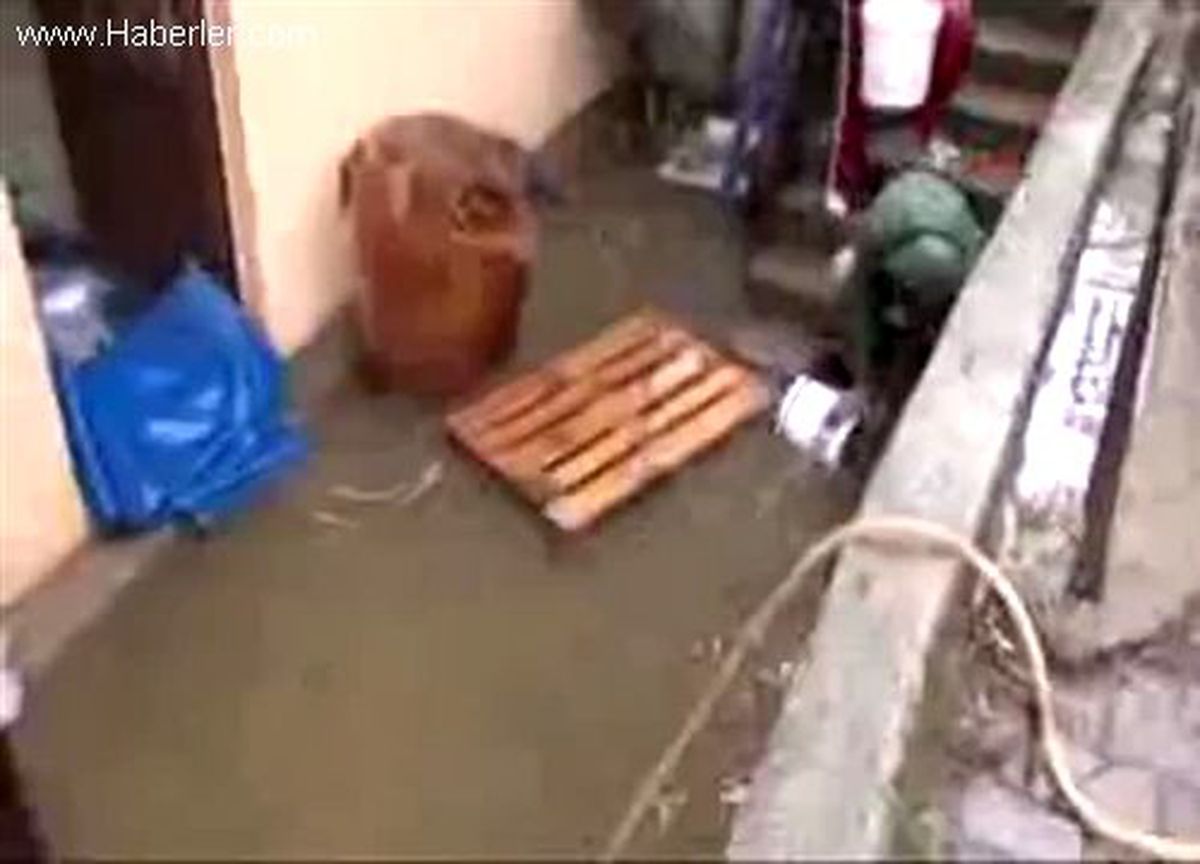 Sağanak Yağış Su Baskınlarına Neden Oldu