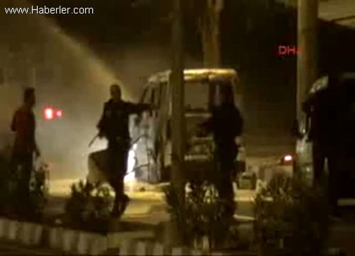 Şırnak\'ta Molotof Atılan Polis Aracı Yandı: 2 Polis Yaralı