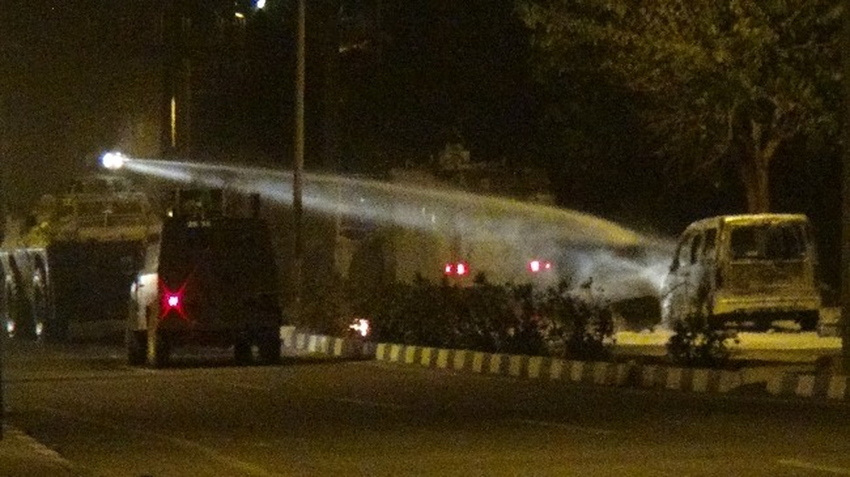 Şırnak\'ta Polis Aracına Molotoflu Saldırı: 2 Polis Yaralı