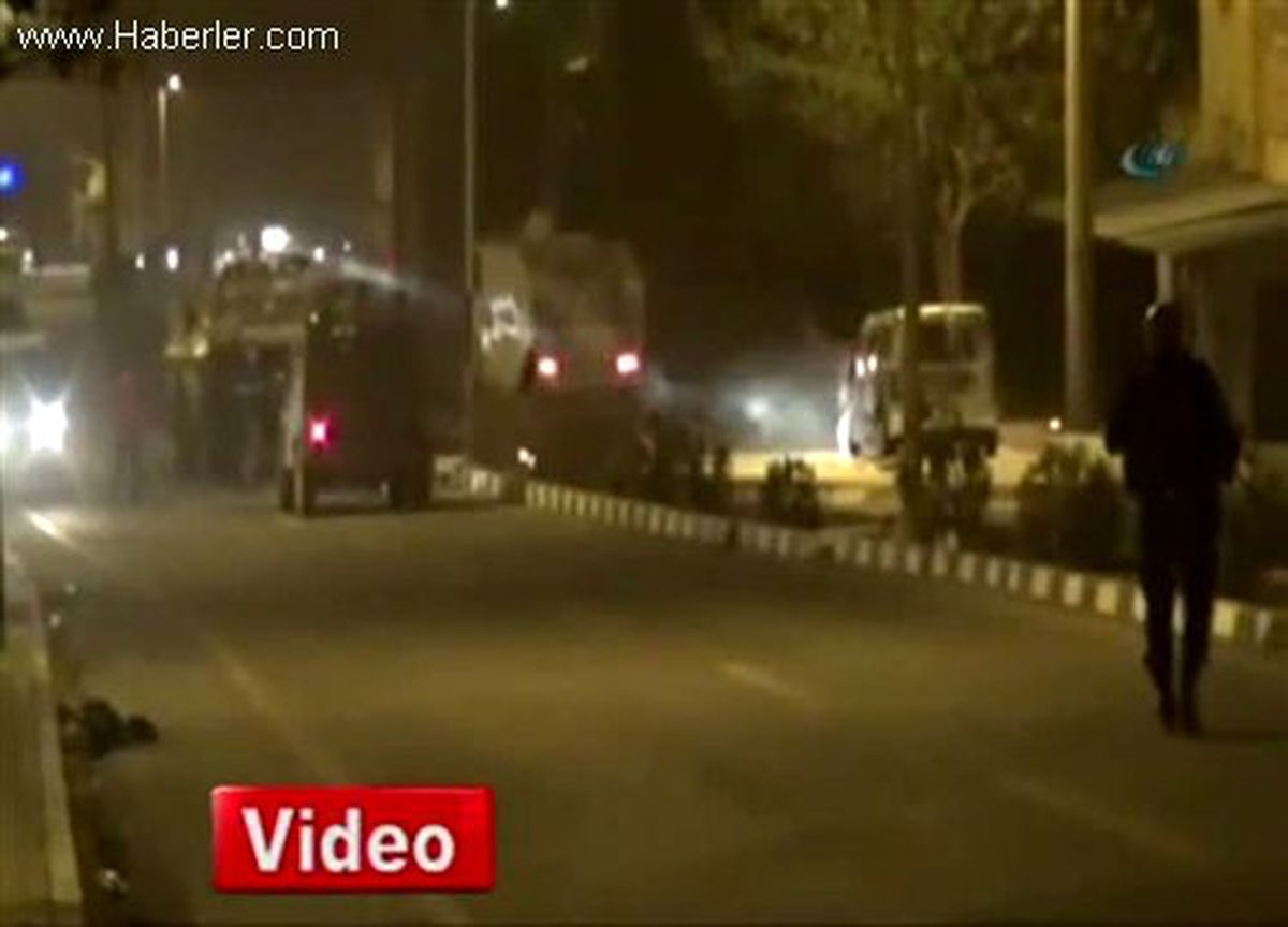Şırnak\'ta Polis Aracını Ateşe Verdiler, İki Polis Yaralı