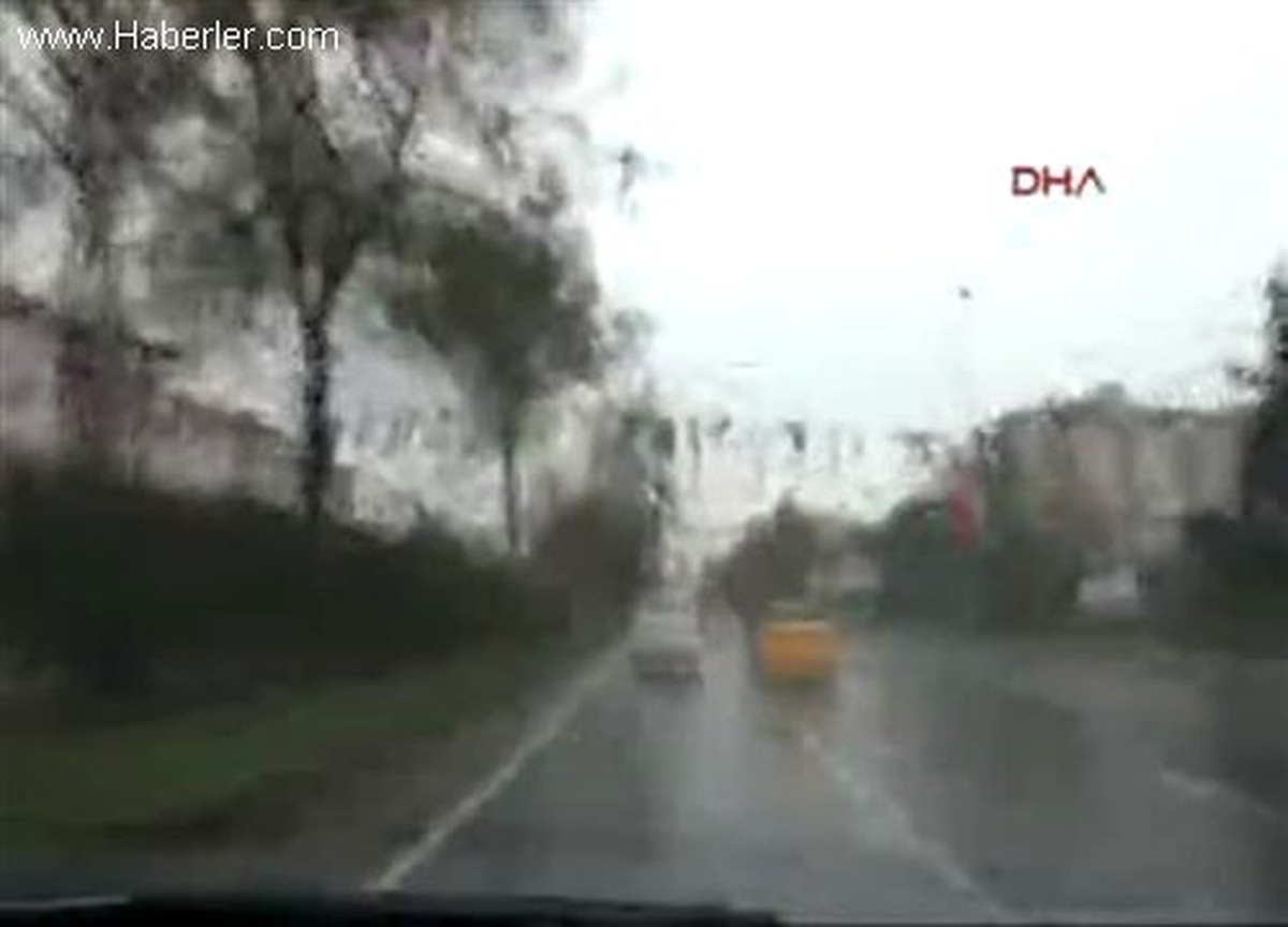 Taksim\'de Rüzgar Vatandaşlara Zor Anlar Yaşattı