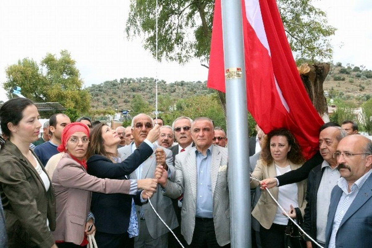 Uzunırmak, Menderes\'in Köyüne Türk Bayrağı Dikti
