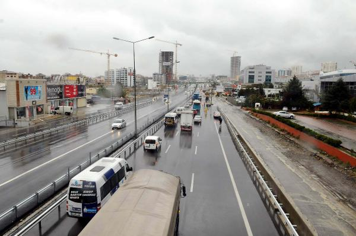 Yağmur Yol Kapadı