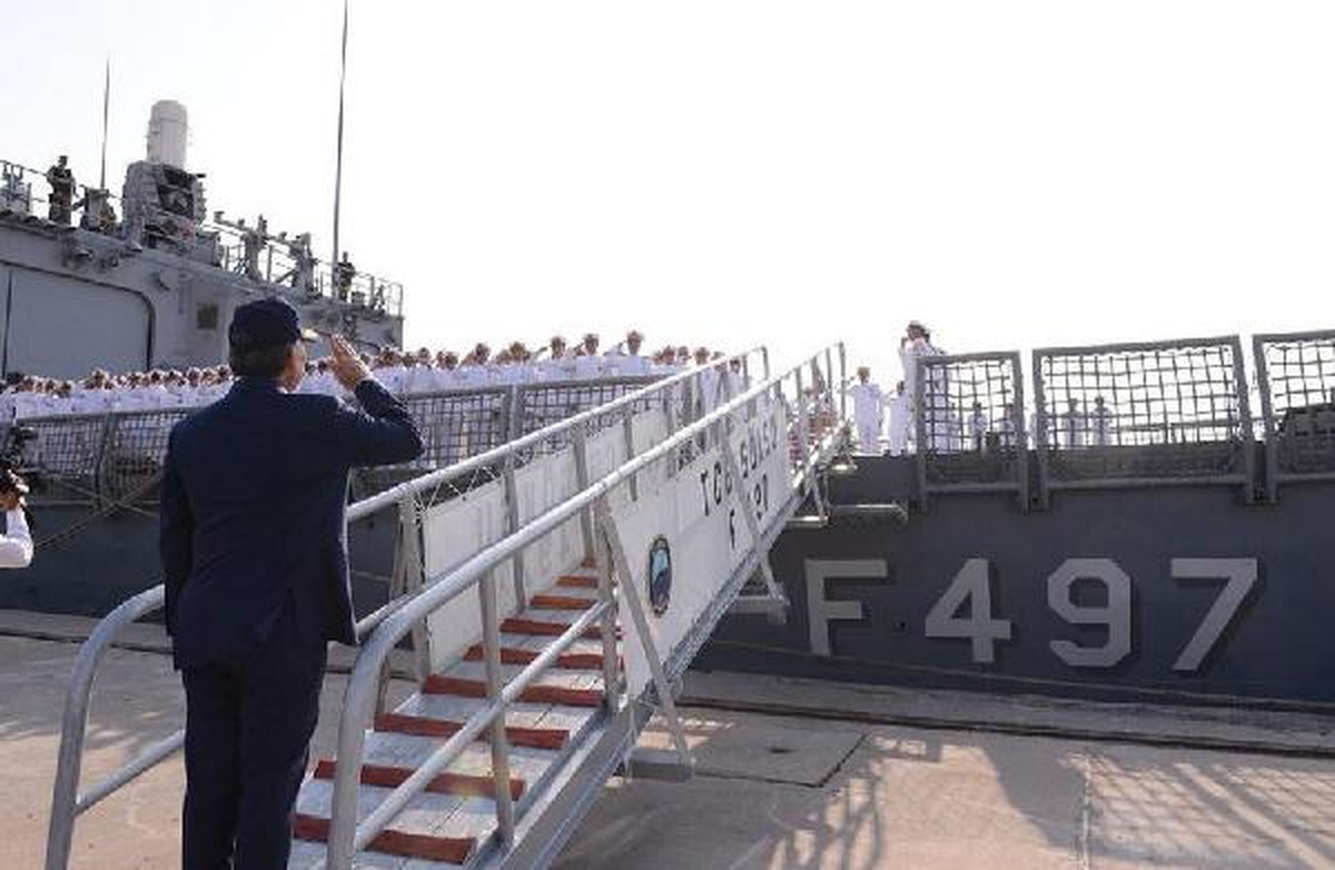 Yurt Dışı Görevindeki Türk Savaş Gemisine Başkomutan Sürprizi