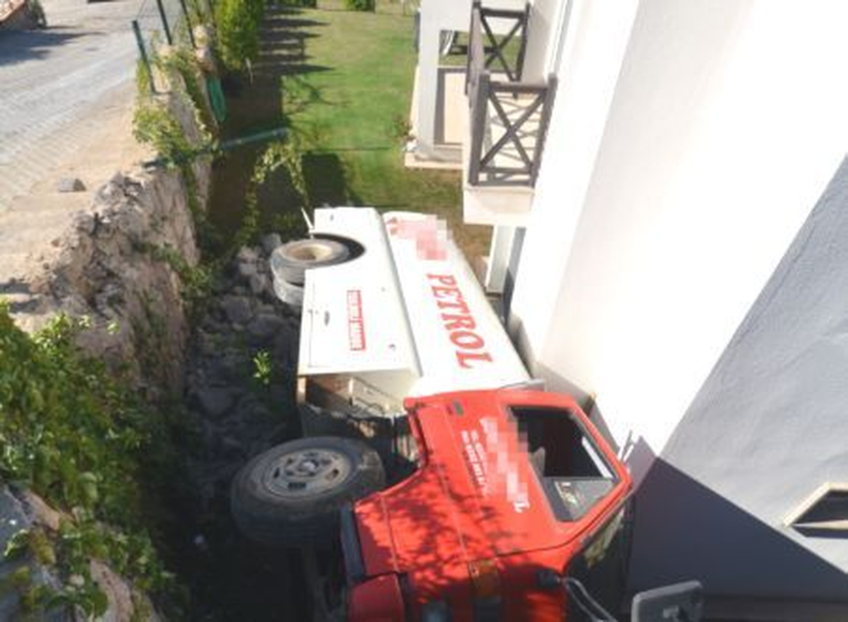 5 Tonluk Yakıt Tankeri Villanın Bahçesine Devrildi