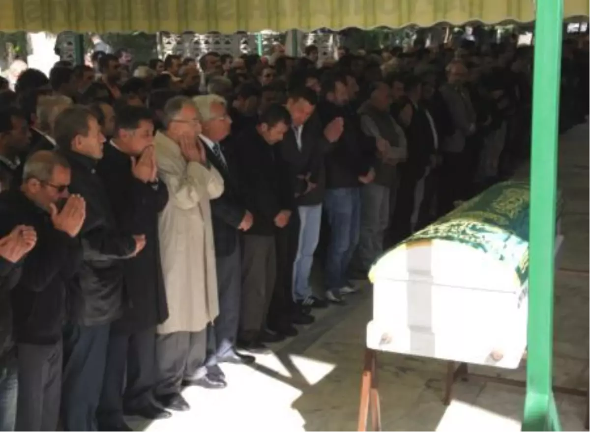 Afyonkarahisarlı İş Adamı Gökdemir\'in Cenazesi Toprağa Verildi