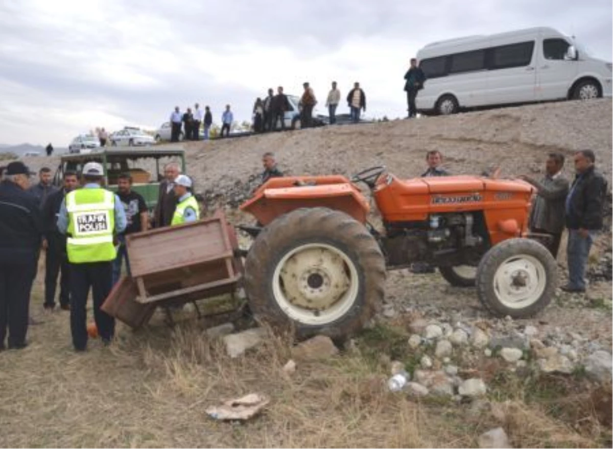 Amasya\'da Odun Yüklü Traktör Devrildi: 2 Ölü