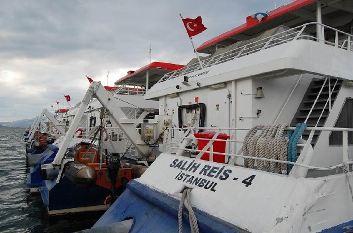 Bandırma\'da Feribotu Bekleyen Tatilciler Kuyruk Oluşturdu