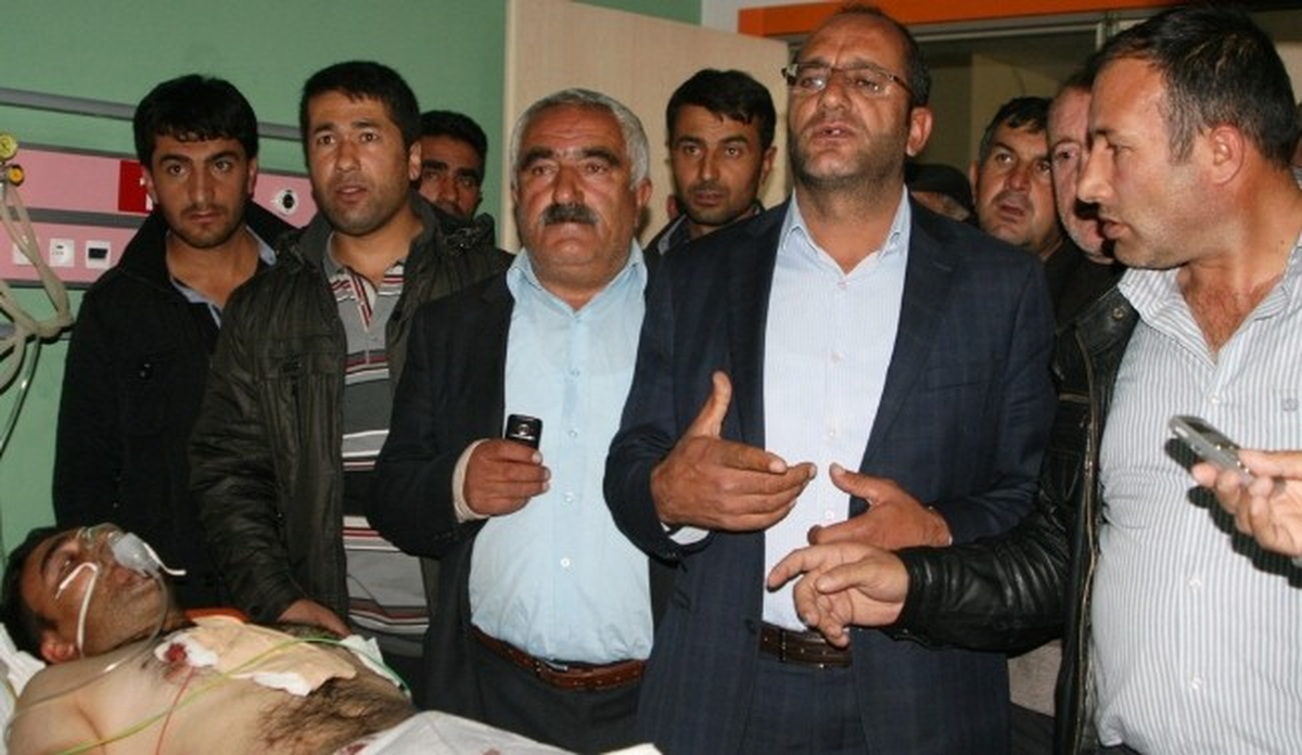 Başkale\'de Araç Tarandı: 2 Yaralı