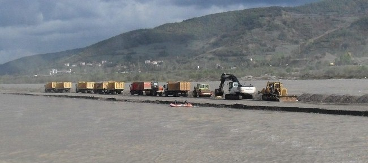 Çaycuma\'da İş Makinalarını Kurtarma Operasyonu