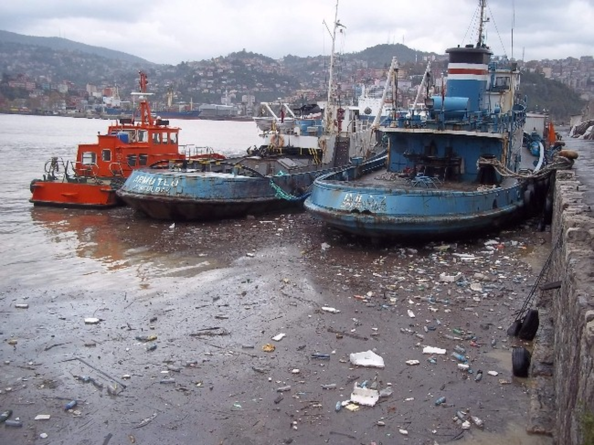 Dalgaların Sürüklediği Çöpler Yine Limana Doldu