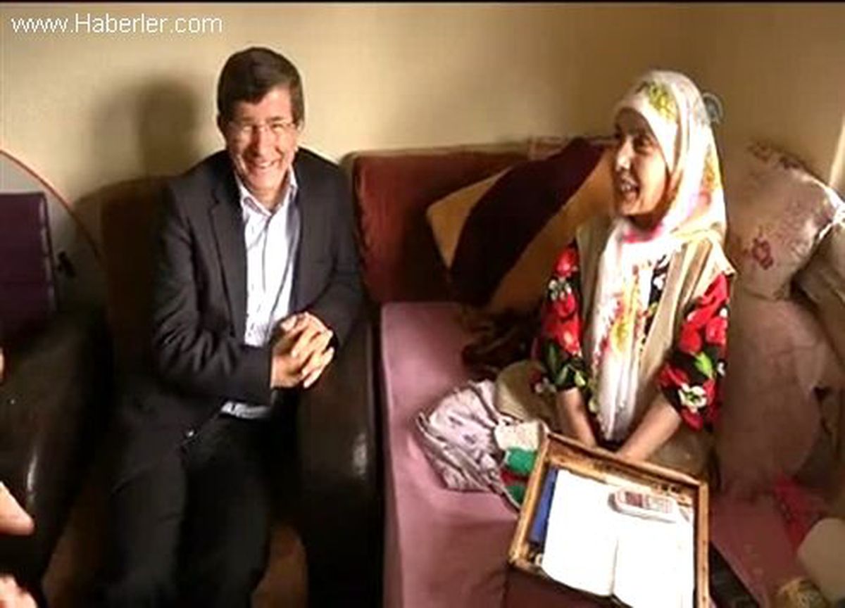 Davutoğlu, engelli vatandaşı ziyaret etti