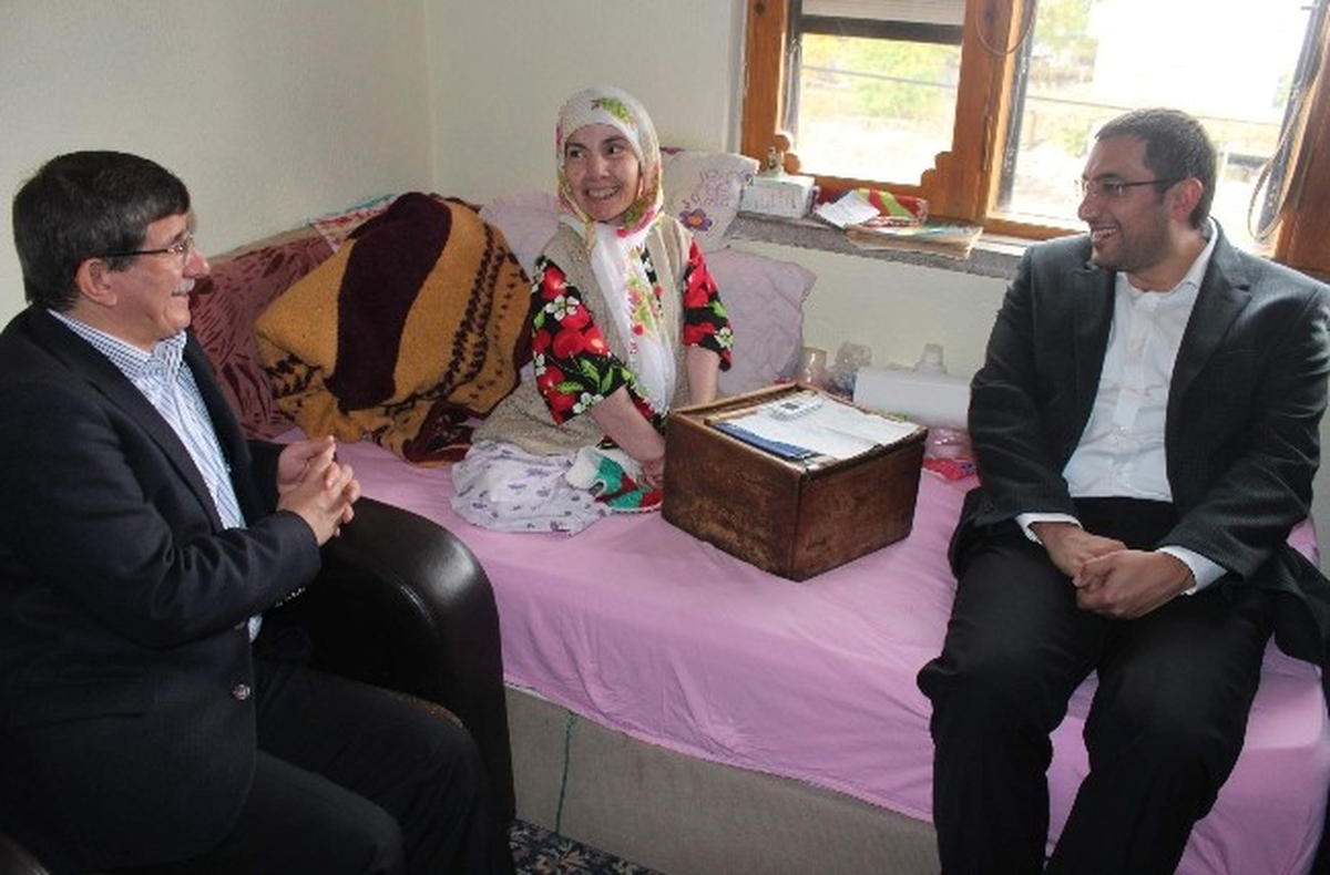 Dışişleri Bakanı Davutoğlu\'ndan Engelli Kadına Ziyaret