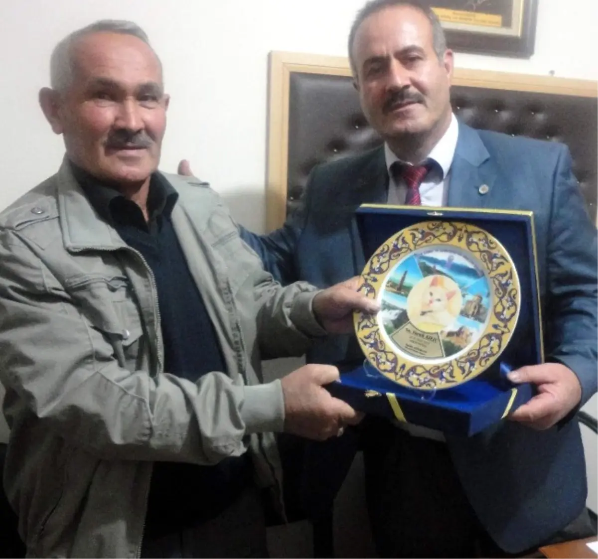 Ercişli Oto Motor Tamir Ustasına Anlamlı Plaket