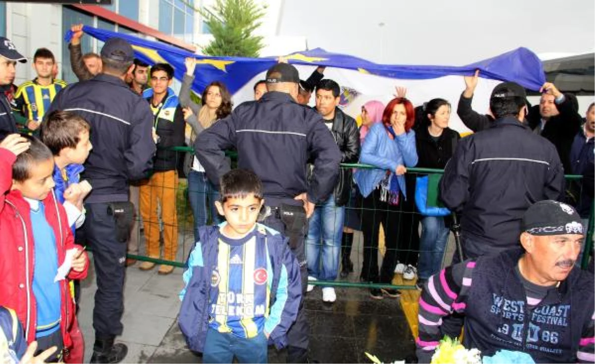 Fenerbahçe Kayseri\'de Çiceklerle Karşılandı