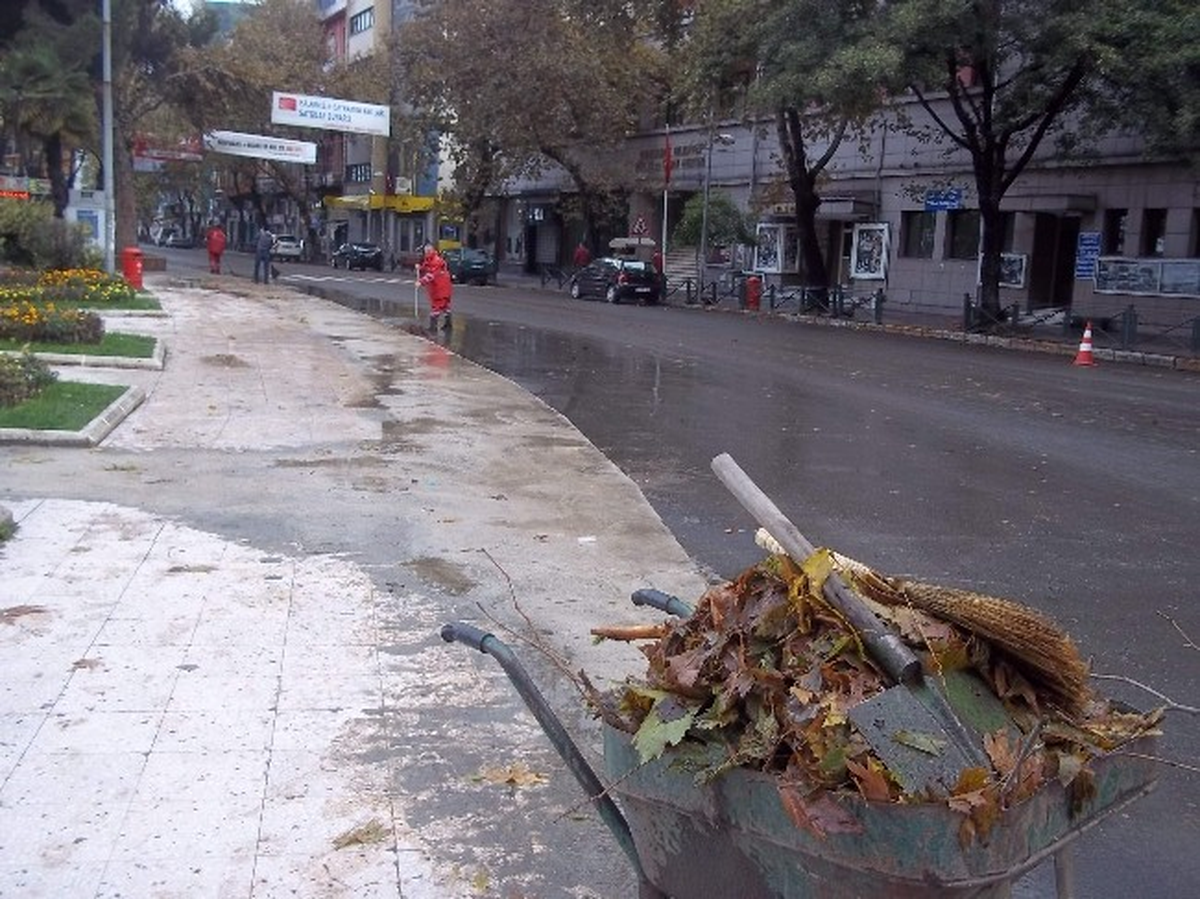 Fırtına ve Yağmurun İzlerini Çöpçüler Temizliyor