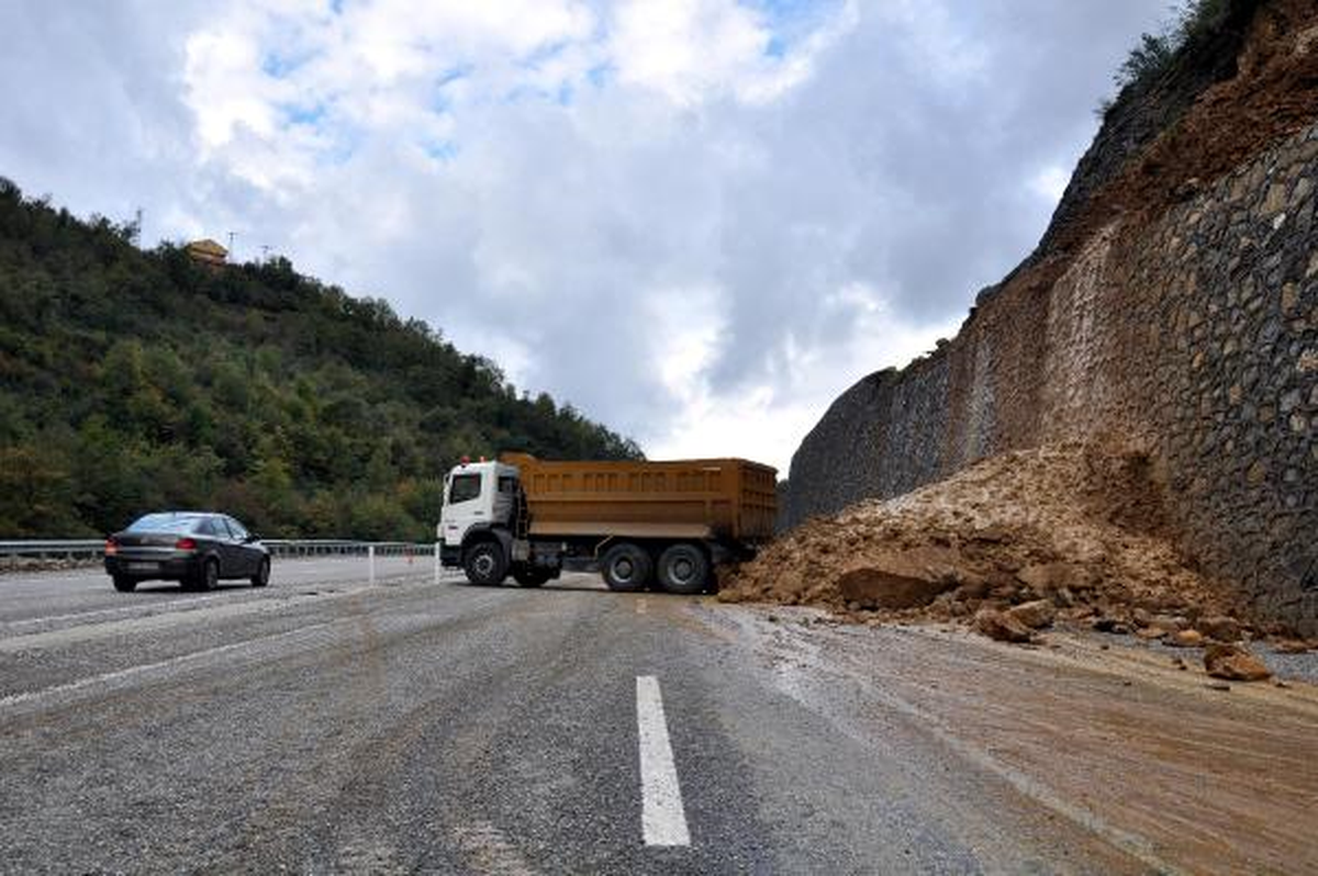 Zonguldak\'ta Heyelan, Yolu Ulaşıma Kapattı