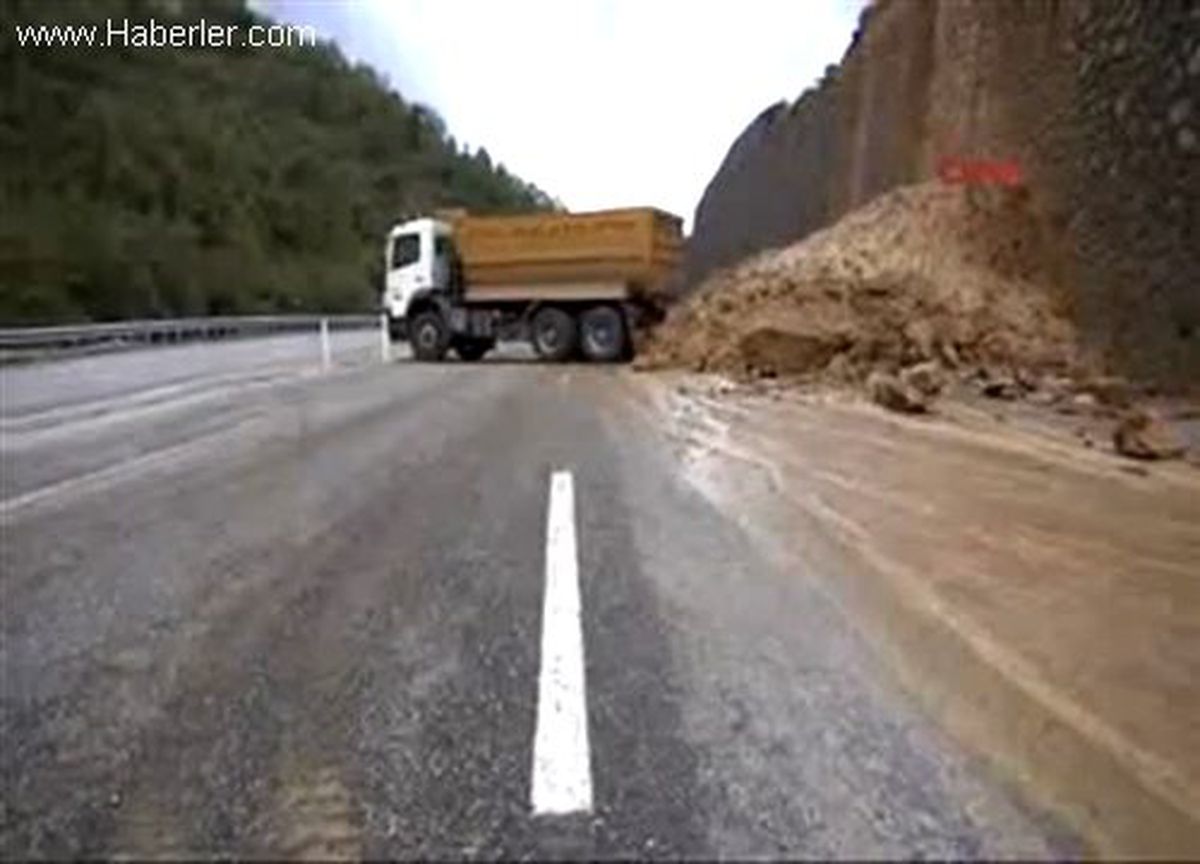 Heyelan Yolu Ulaşıma Kapattı