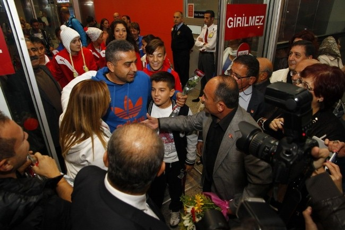 İzmir\'in Prenseslerine Davullu Zurnalı Karşılama