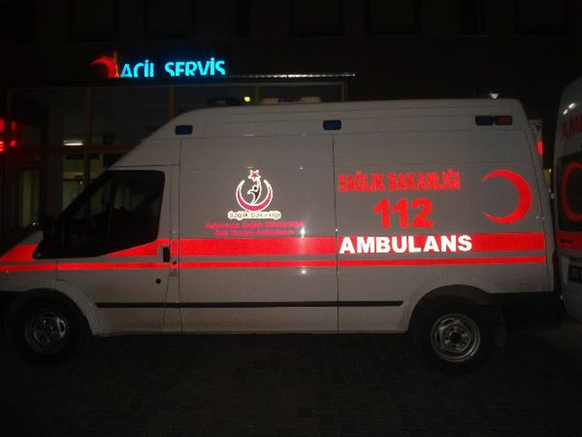 Kahta\'da Otomobil Devrildi: 4 Yaralı
