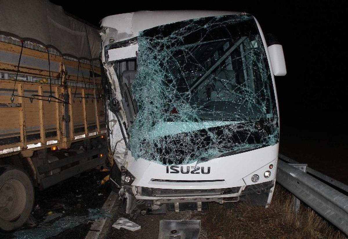 Kamyon Yolcu Otobüsü ile Çarpıştı: 2 Yaralı