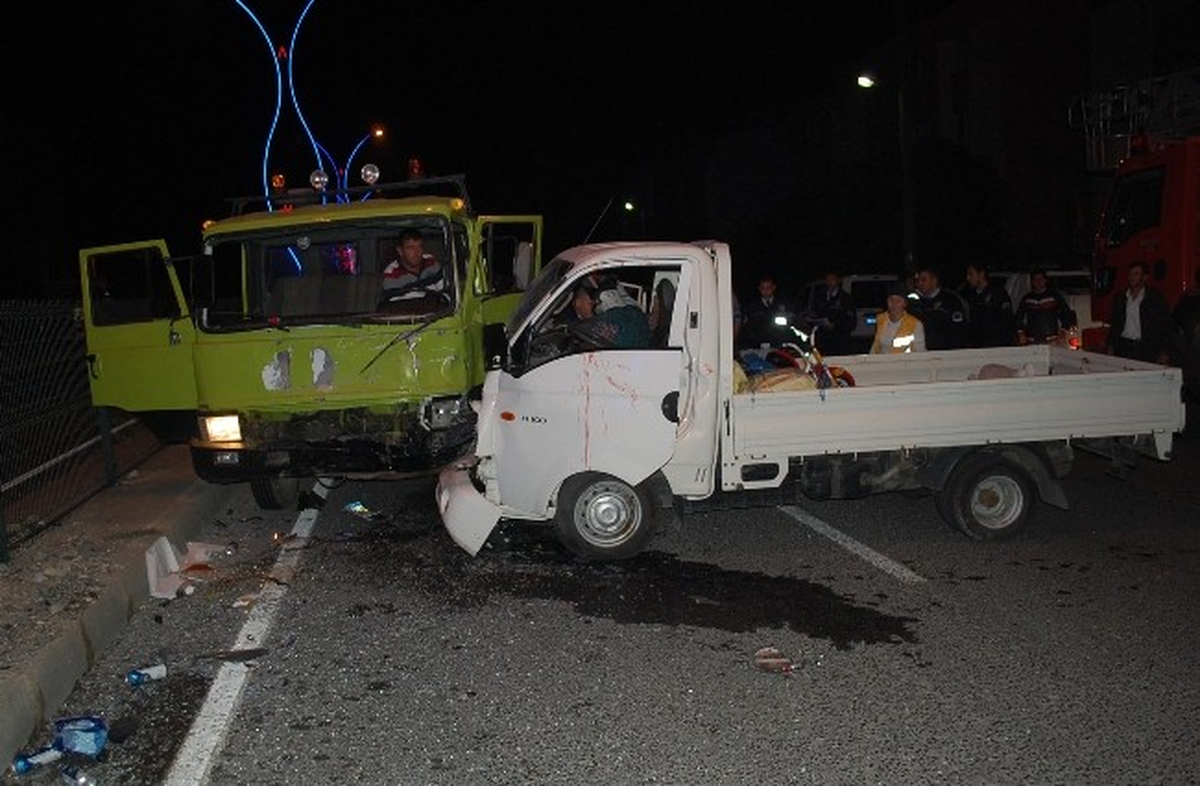 Kamyonet ile Çekici Çarpıştı: 4 Yaralı