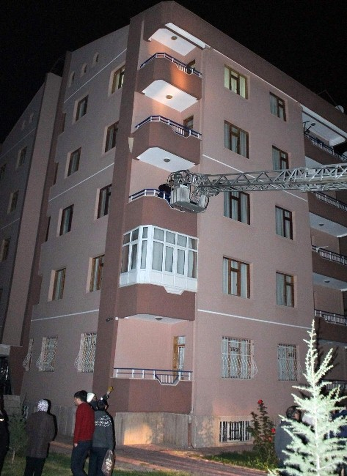 Kapı Sesini Hırsız Zannedince, Alt Kattaki Balkona Atladı