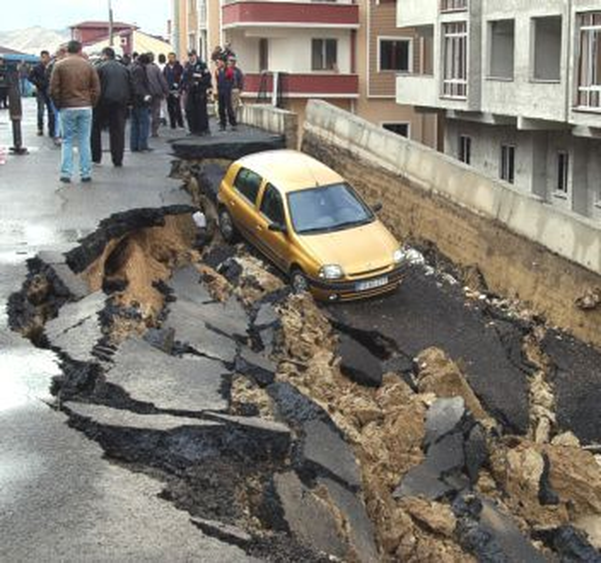 Karabük\'te İstinat Duvarı Çöktü