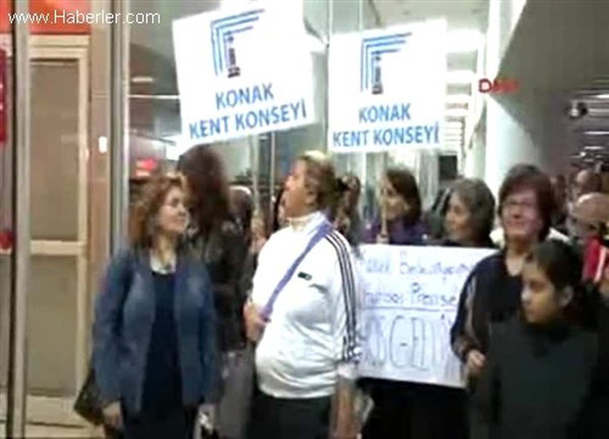 Konak\'lı Kadın Futbolcular Davul Zurnayla Karşılandı