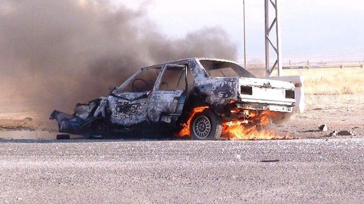 Konya\'da Kamyonla Çarpışan Otomobil Yandı: 1 Ağır Yaralı