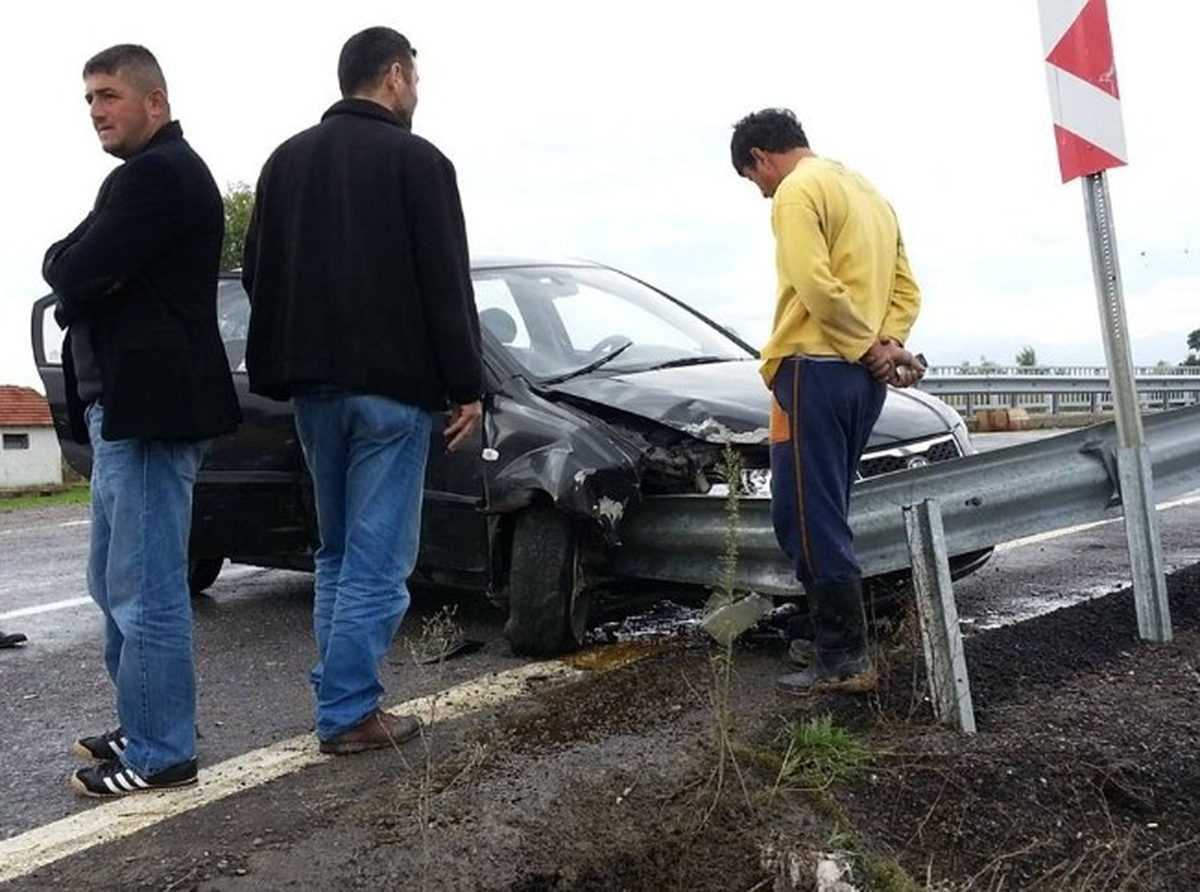 Lastiği Patlayan Araç Bariyerlere Çarparak Durabildi