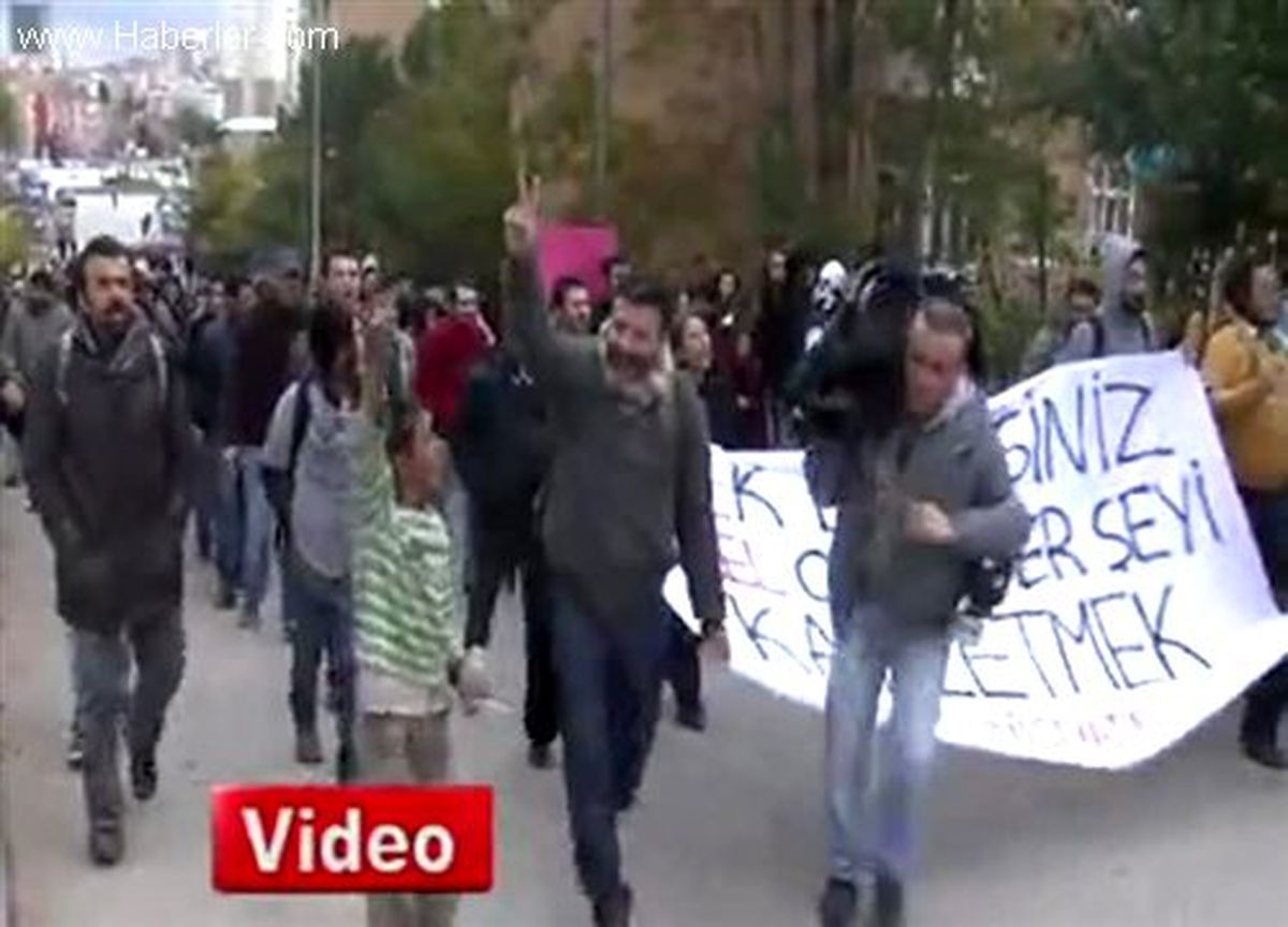 ODTÜ\'de Yol Projesini Protesto Eden Grup Araziye Fidan Dikti