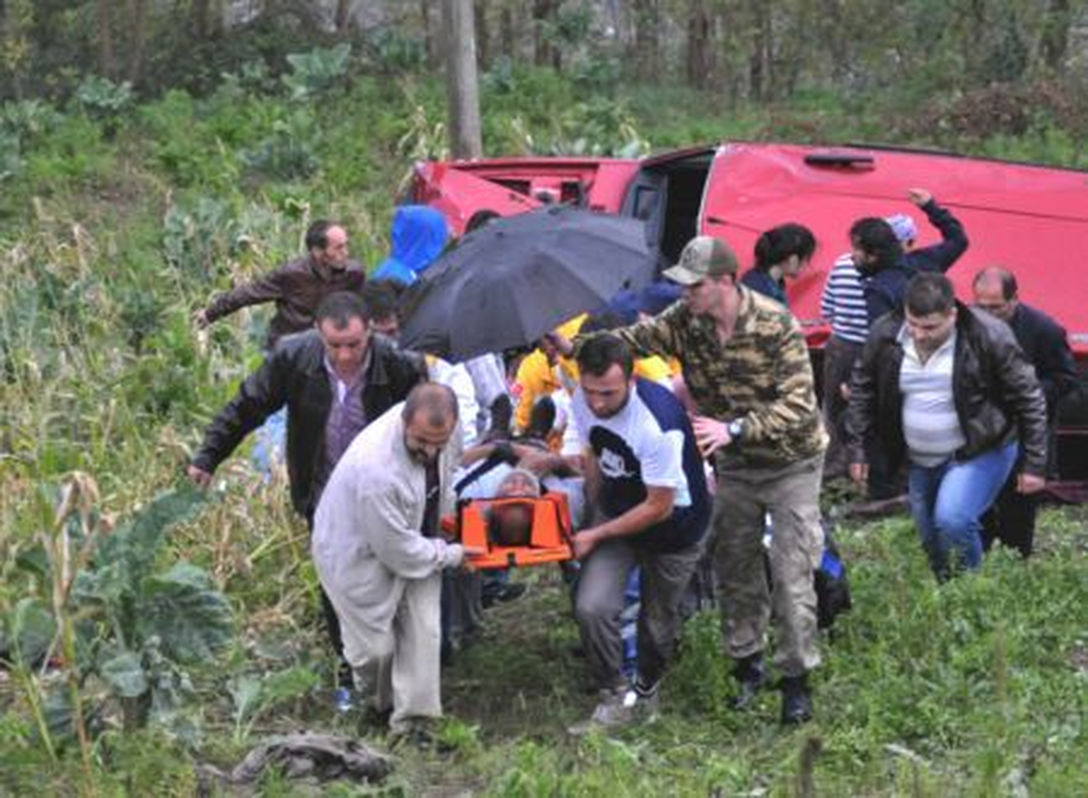 Otomobil Şarampole Yuvarlandı: 4 Yaralı