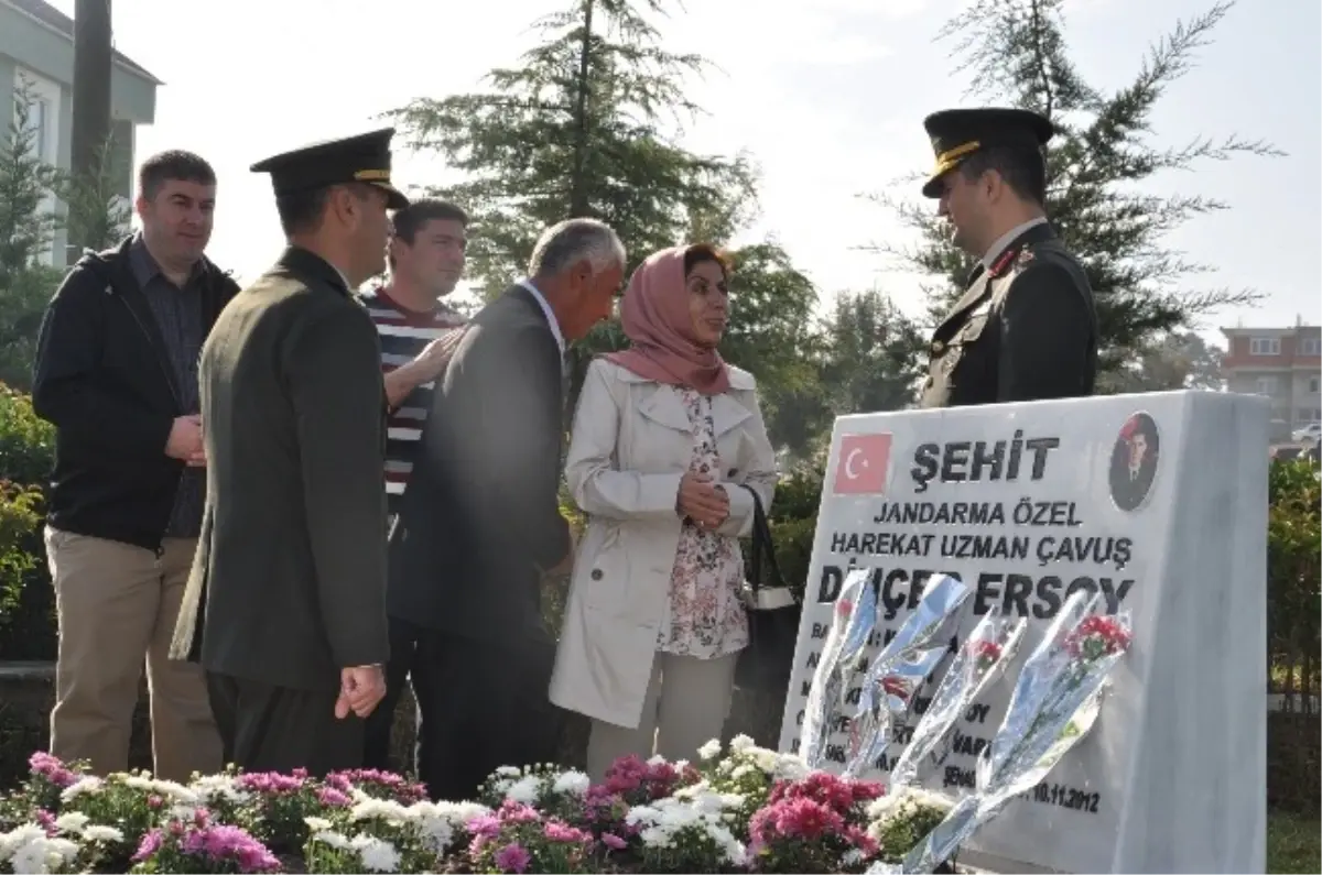 Şehitler Bu Bayrdam da Unutulmadı