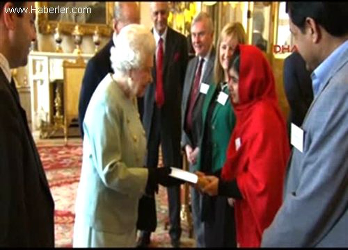 Taliban\'ın Vurduğu Pakistanlı Malala, Kraliçe ile Buluştu