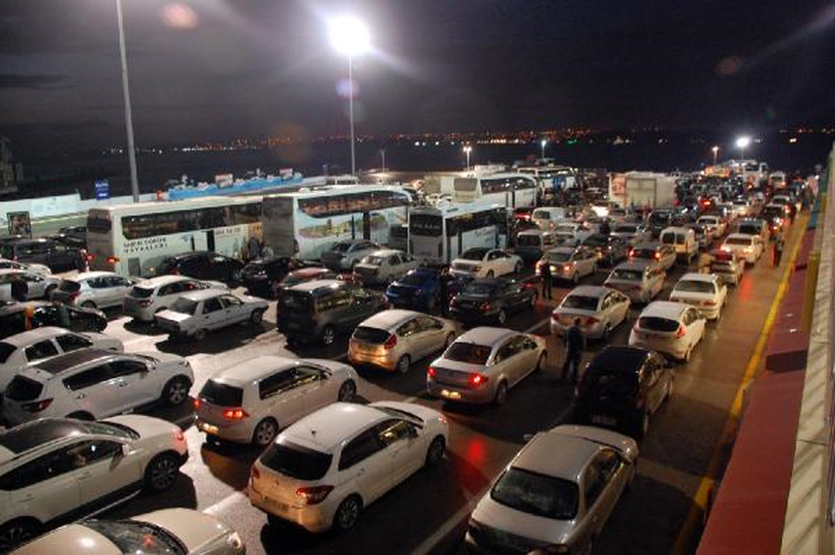 Tatilcilerin Dönüşü Nedeniyle Yalova\'daki Feribot İskelesinde Uzun Araç Kuyrukları Oluştu