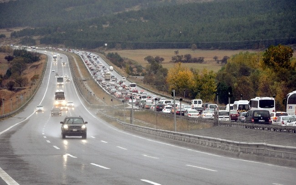Tatilciler, TEM Otoyolu\'nda 15 Kilometre Kuyruk Oluşturdu