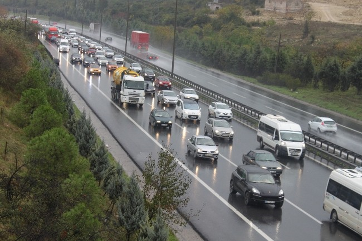 Tem Otoyolu\'nda Trafik Çilesi Devam Ediyor