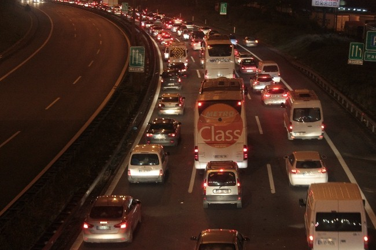 TEM Otoyolunda Trafik Durma Noktasında