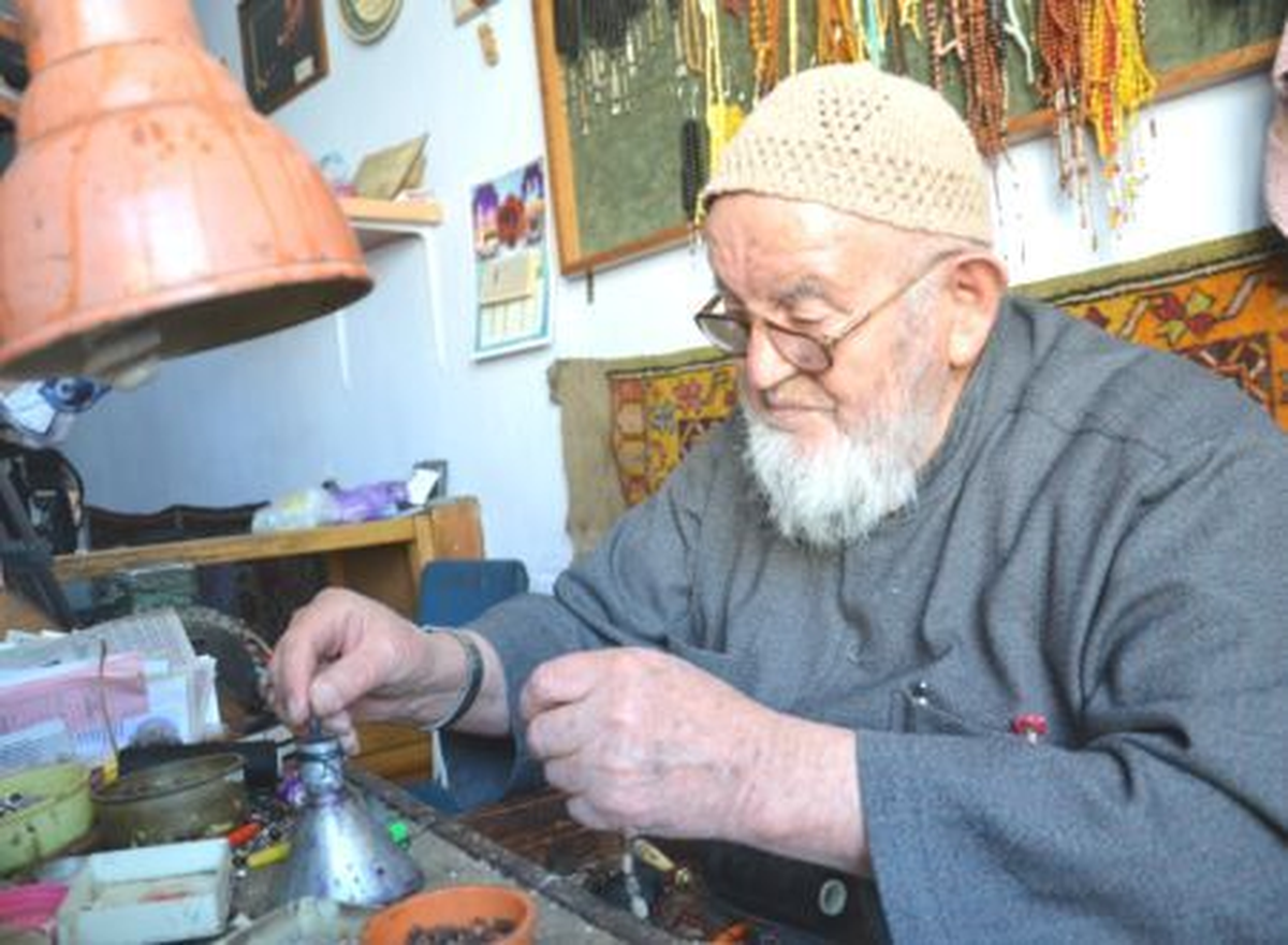 Tespih Taneleriyle Geçen Bir Ömür