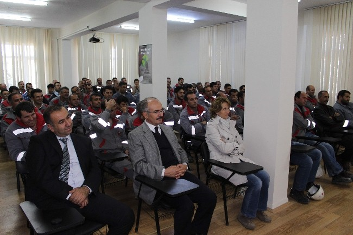 Van Çimento Fabrikasında "Bize Bişey Olmaz Abi" Tiyatro Oyunu Sahnelendi