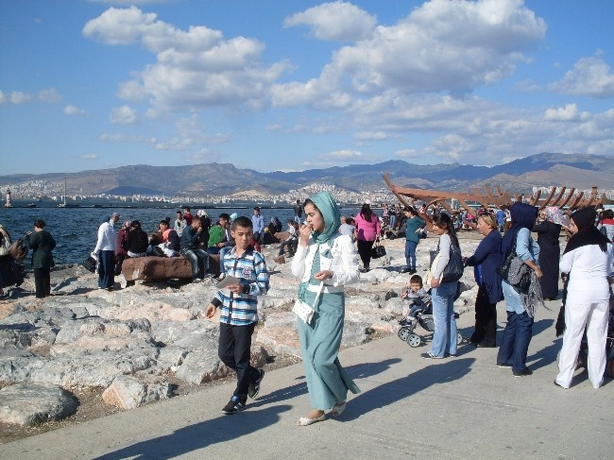 Yağışlı Hava Nedeniyle Bayram Tatilini Evlerinde Geçiren İzmirliler, Güneşli Havayı Görünce Sokağa...