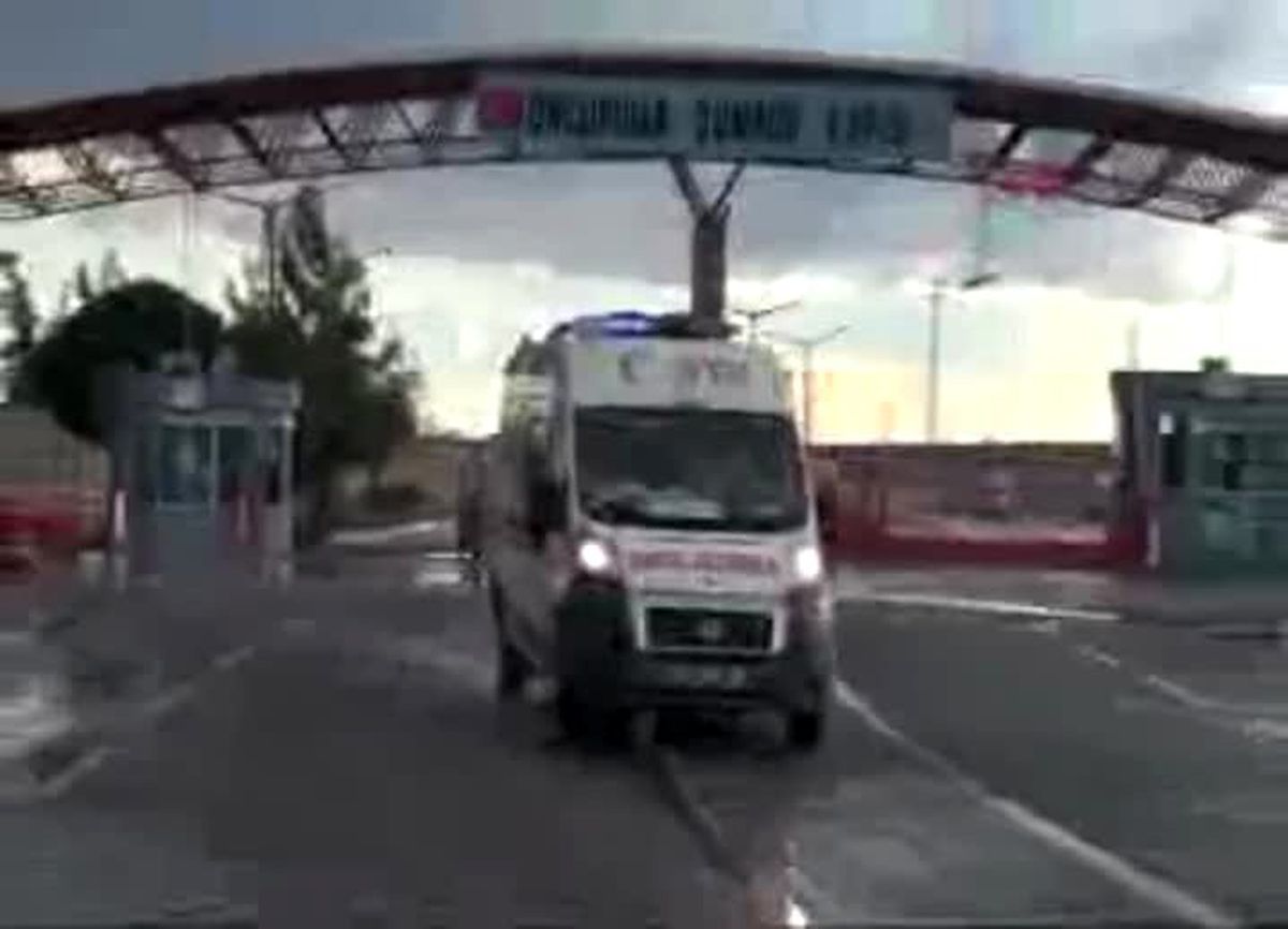 Kilis\'te Yaralı Taşıyan Ambulans, Suriyeli Çocuğa Çarptı