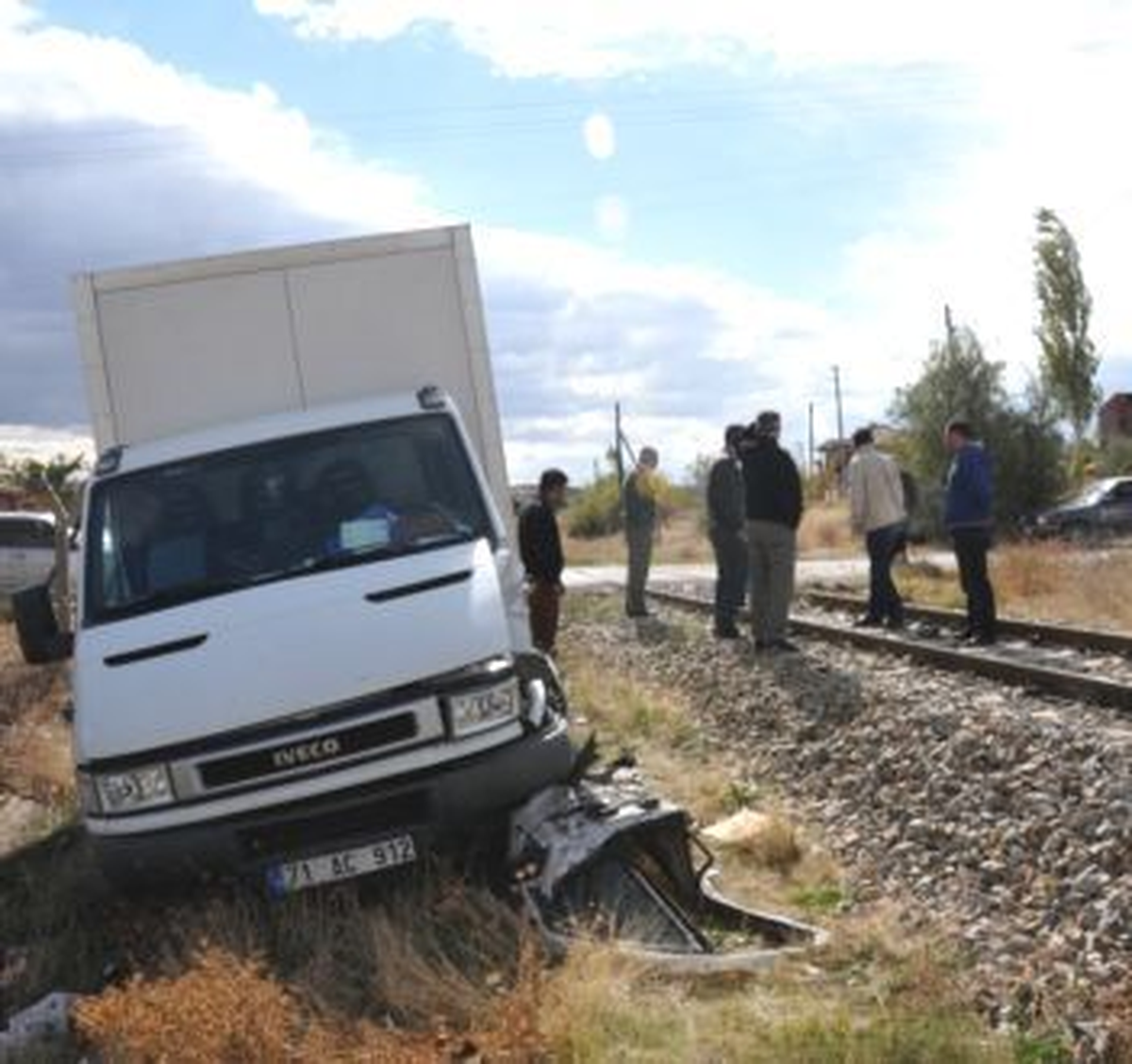 Yük Treni Kamyonete Çarptı: 2 Yaralı